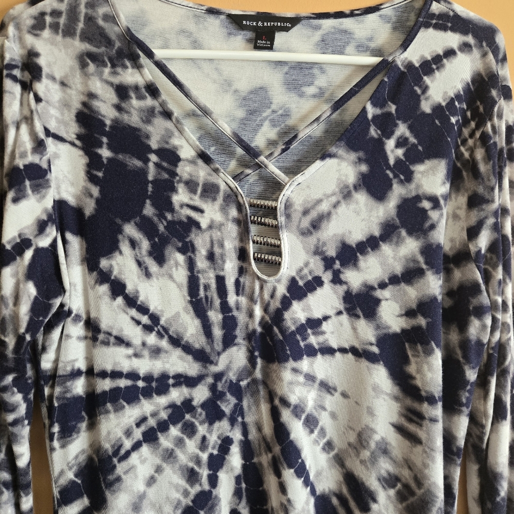Rock & Republic Tie-Dye V-Neck Long Sleeve Top, L PTP=18" - Picture 2 of 4